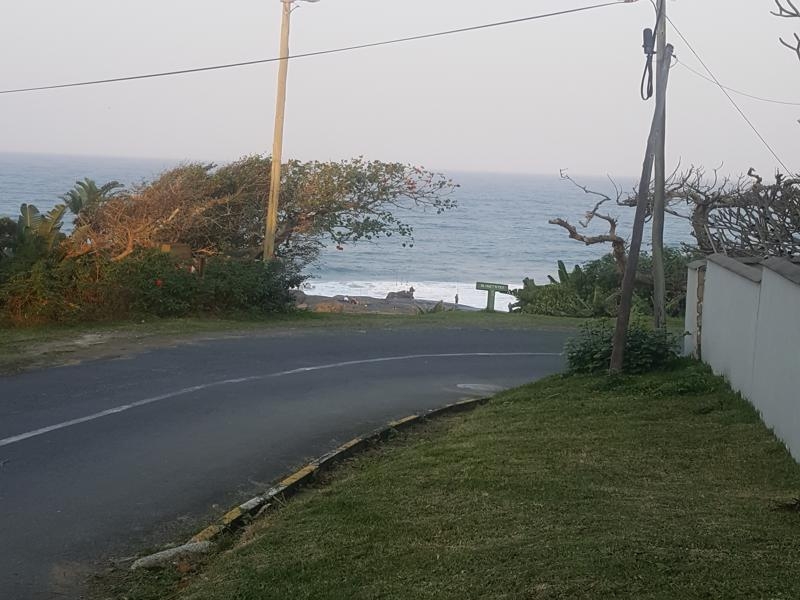 Ocean Breeze: From side gate, showing access to the pathway down to Black Rock